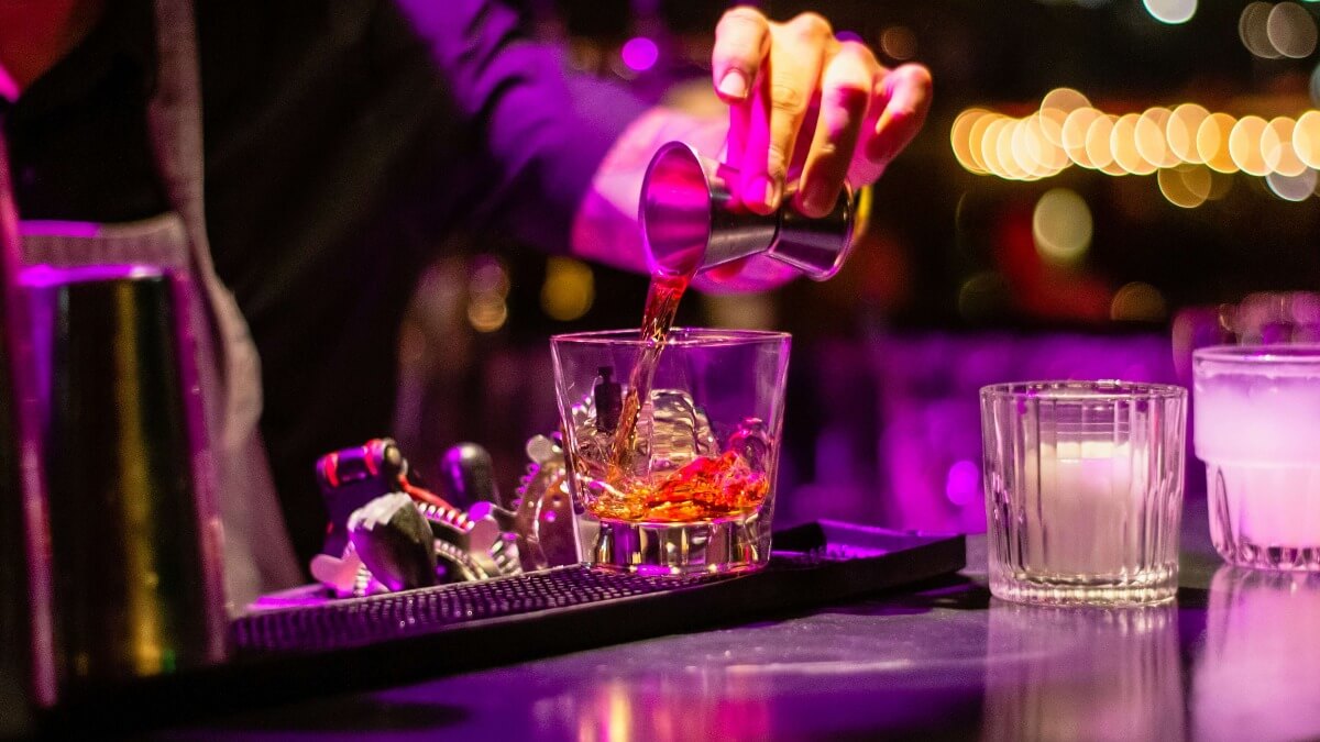Best Late Night Bars to Experience London Nightlife With an Escort