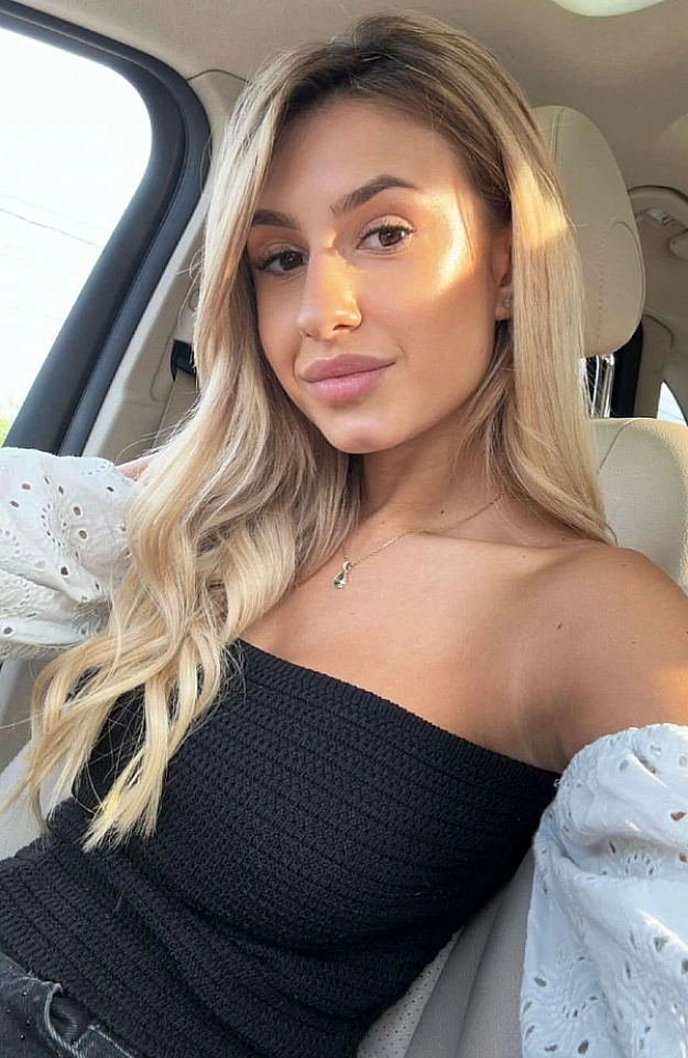Molly - Selfie 4